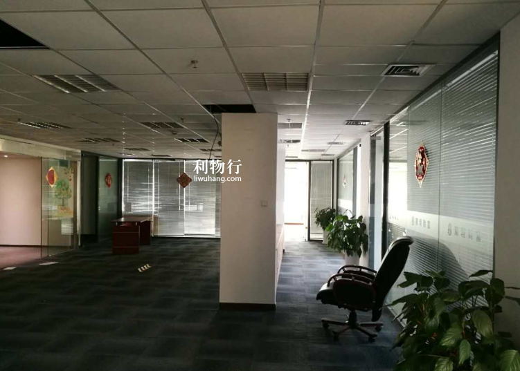 新虹桥中心大厦写字楼633m2办公室6.00元/m2/天 中等装修