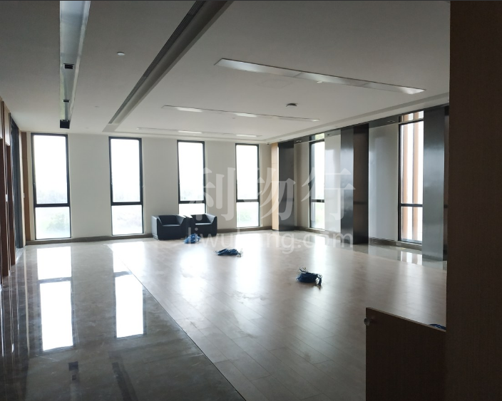 创兴金融中心写字楼180m2办公室7.00元/m2/天 中等装修