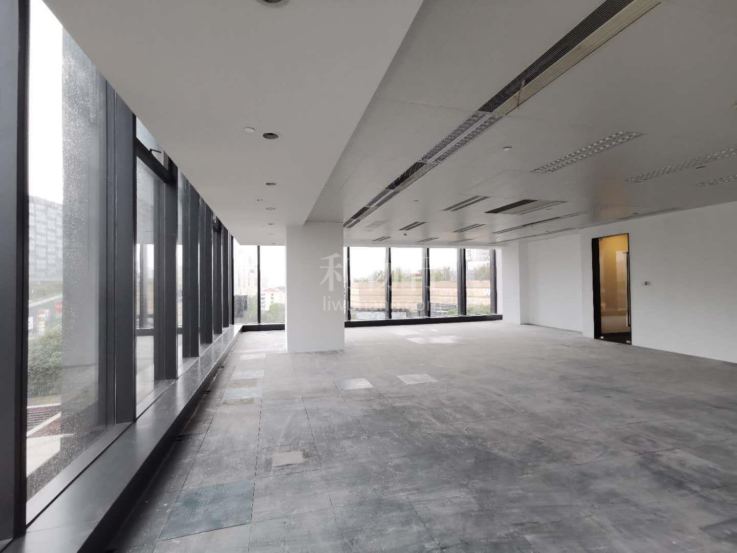 上海绿地中心写字楼165m2办公室5.50元/m2/天 中等装修