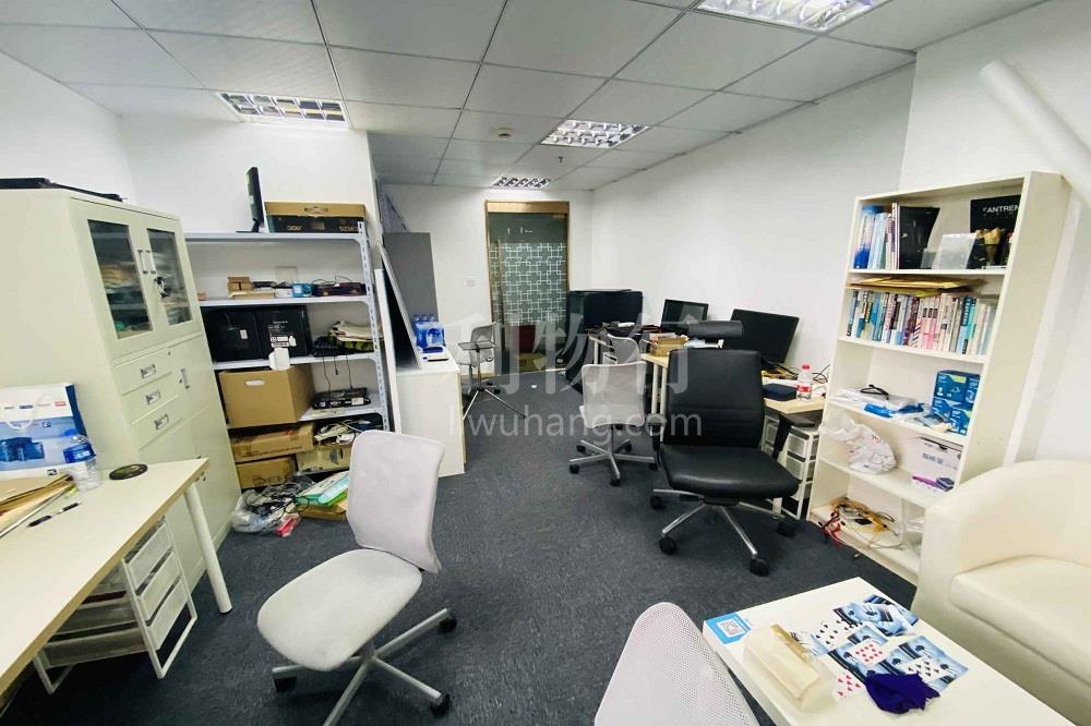 港汇恒隆广场写字楼68m2办公室6.50元/m2/天简单装修